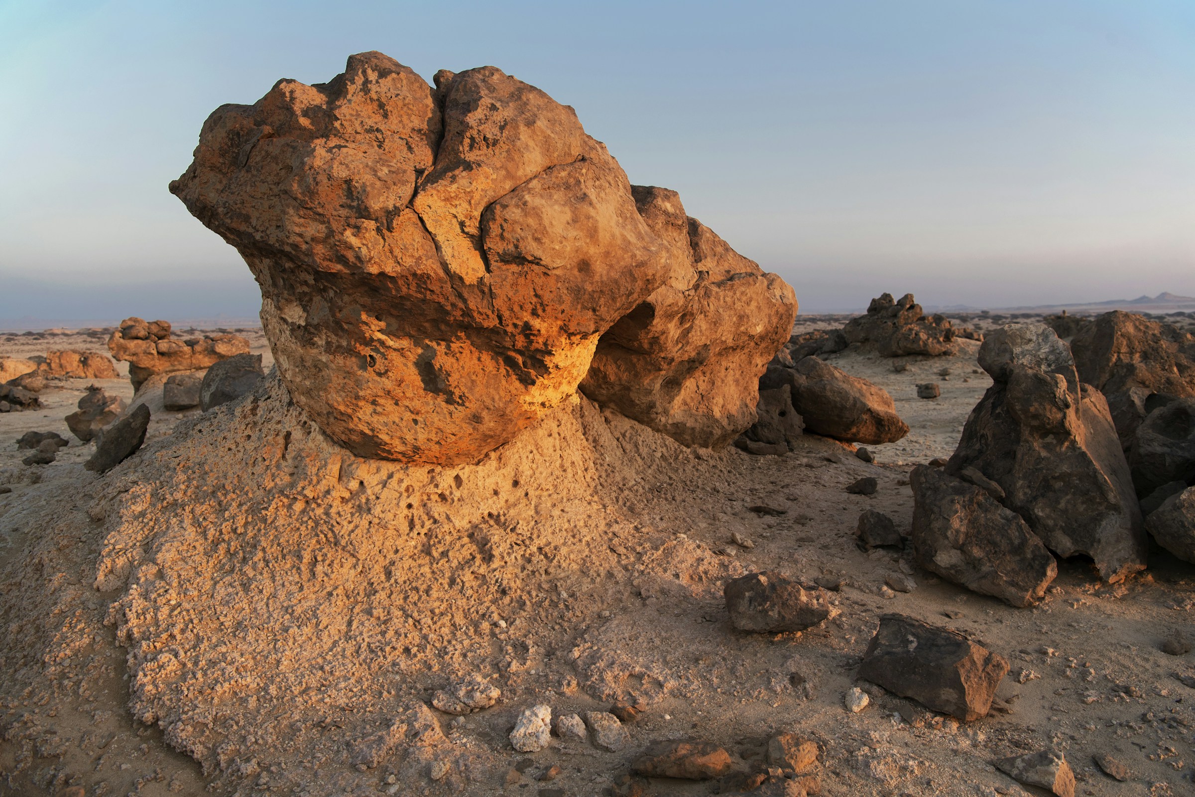 Felsformationen bei Duqm – Motiv aus der Zielregion, kein Flughafenfoto
