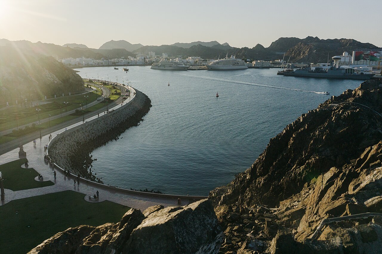 Blick über die geschwungene Bucht und Uferpromenade von Muttrah