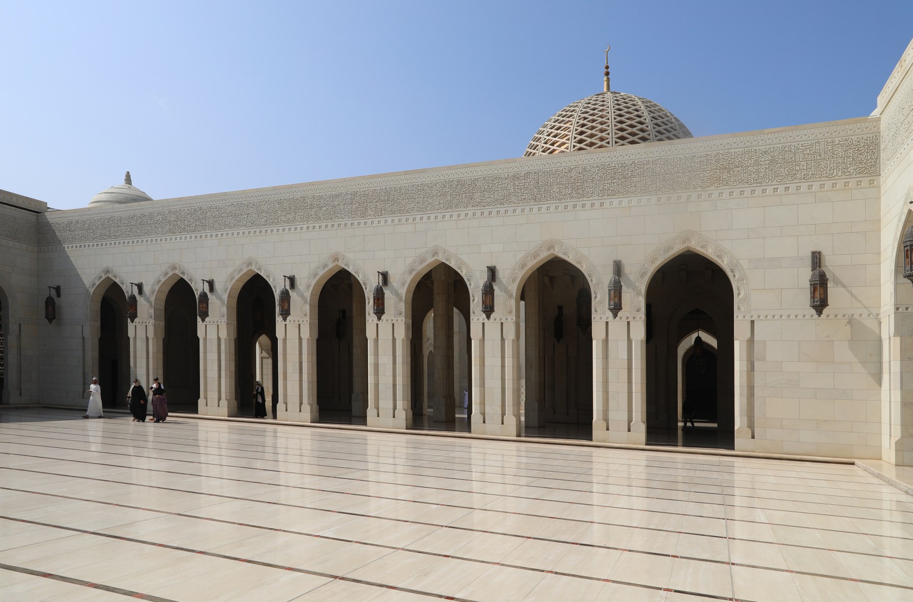 Heller Innenhof der Sultan-Qabus-Moschee mit Arkaden und Kuppel