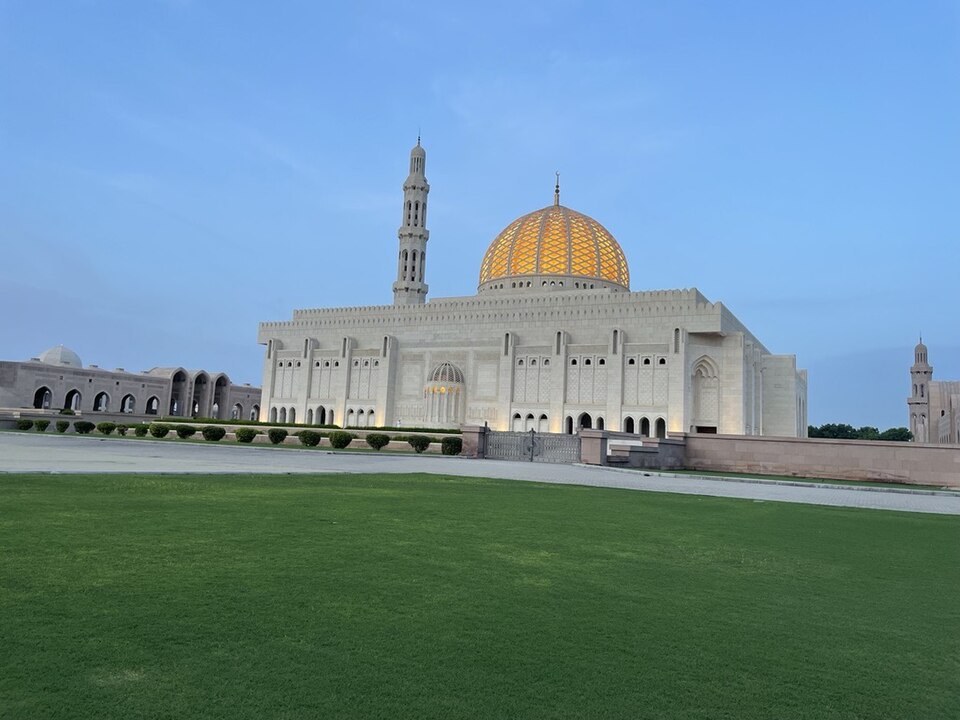 Sultan-Qabus-Moschee in Muscat mit goldener Kuppel und Minarett