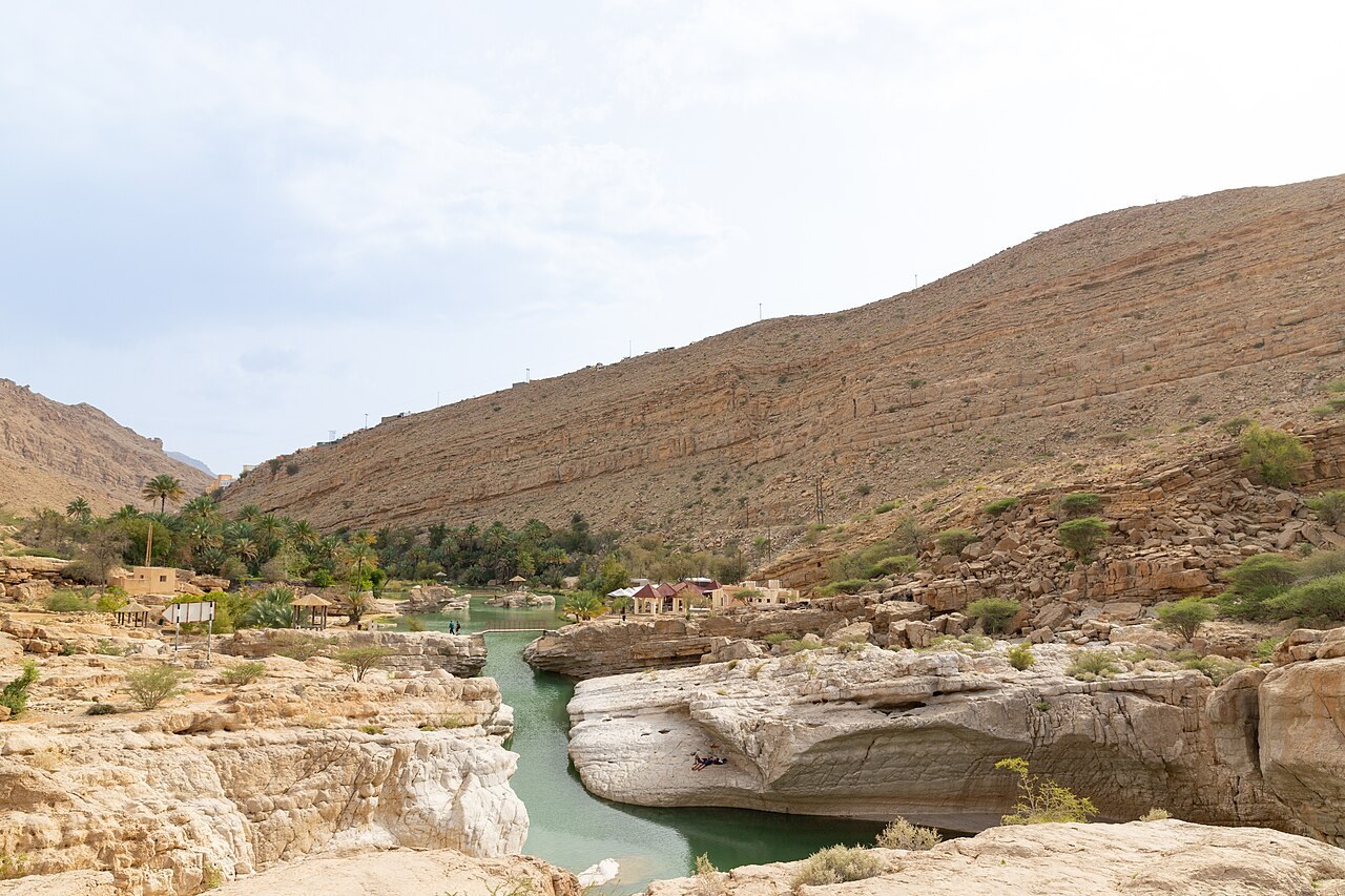 Wasserlauf und helle Felsen im Wadi Bani Khalid