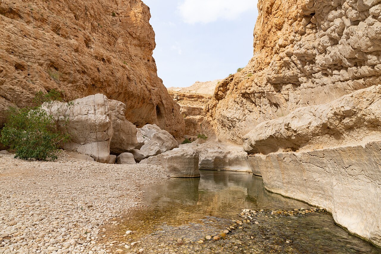 Schmaler Wasserpool zwischen den Felswänden des Wadi Bani Khalid